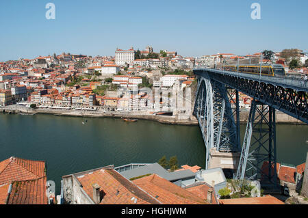 Portugal, Europa: die Skyline von Porto mit Blick auf die Luiz I Brücke (Ponte Dom Luís I) auf dem Douro Fluss zwischen Porto und Vila Nova de Gaia Stockfoto