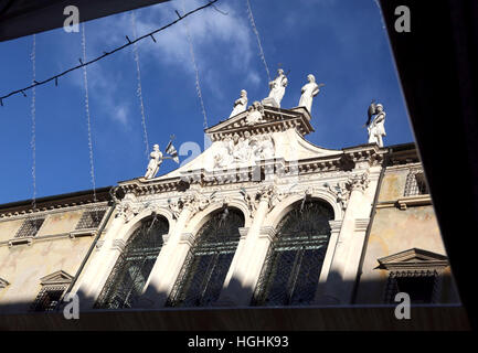 reflektiert ein Spiegel einer alten Kirche auf dem Hauptplatz der italienischen Stadt Vicenza Stockfoto