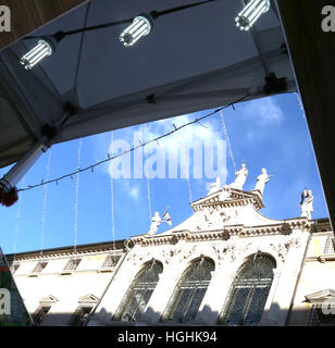 reflektiert ein Spiegel einer alten Kirche auf dem Hauptplatz der italienischen Stadt Vicenza Stockfoto