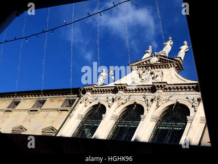 reflektiert ein Spiegel einer alten Kirche in der Stadt Vicenza in Italien Stockfoto