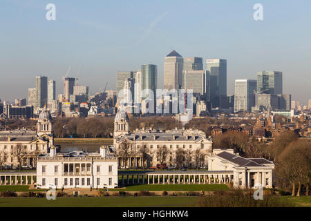 GV-Aufnahmen im Greenwich Park bietet einen fantastischen Blick auf den alten Naval College mit Canary Wharf hinter Stockfoto