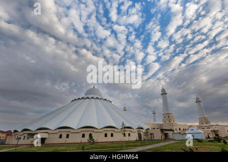 Sheikh Khalifa Moschee, auch bekannt als Al Nahyan Mosque in Schymkent, Kasachstan Stockfoto