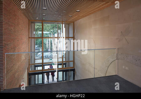 Elevted Blick in Richtung Haupteingang mit Lounge. Highgate School, London, Vereinigtes Königreich. Architekt: Architype Limited, 2016. Stockfoto