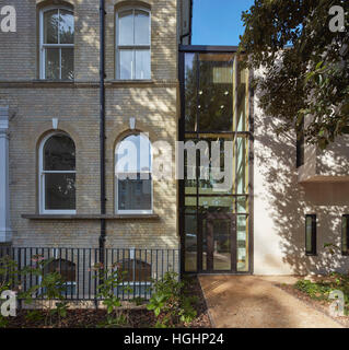 Licht und Schatten auf Ingleholme Villa link. Highgate School, London, Vereinigtes Königreich. Architekt: Architype Limited, 2016. Stockfoto