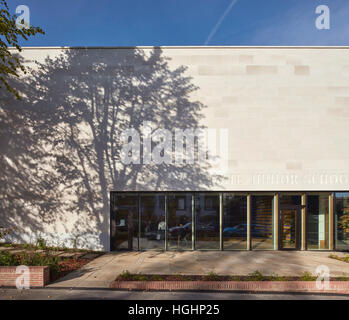 Licht und Schatten auf Portland (Naturstein) Eingangsfassade. Highgate School, London, Vereinigtes Königreich. Architekt: Architype Limited, 2016. Stockfoto