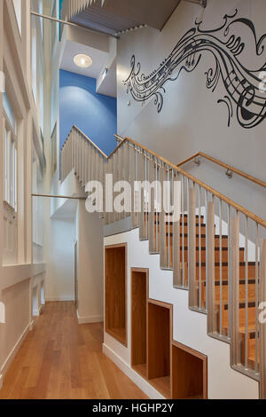 Renovierte Treppe in Ingleholme Villa. Highgate School, London, Vereinigtes Königreich. Architekt: Architype Limited, 2016. Stockfoto