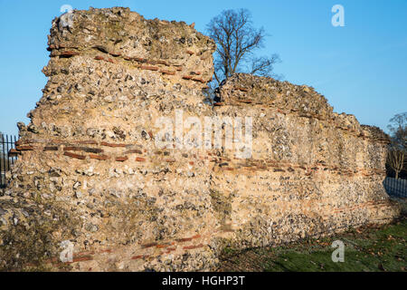 Ruinen des Teils der Roman Wall von St. Albans, in Verulamium Park gelegen.  Die Mauer wurde gebaut, um die römische Stadt Verulamium zu verteidigen. Stockfoto