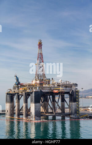 Öl-Bohrinsel im Hafen von Malaga Spanien Stockfoto
