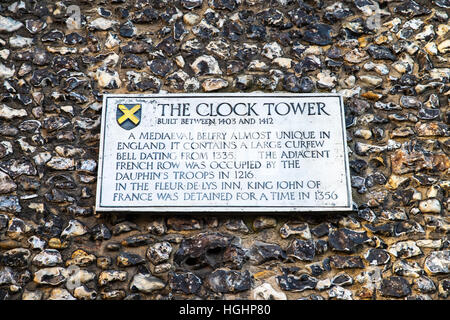 Eine Infotafel auf dem Uhrturm in der historischen Altstadt von St. Albans. Stockfoto