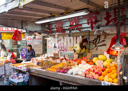 New York, Vereinigte Staaten von Amerika - 11. November 2016: Markt-Verkäufer im Chinatown-Viertel in Manhattan Stockfoto