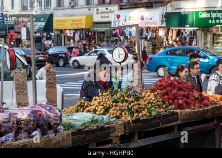 New York, Vereinigte Staaten von Amerika - 11. November 2016: Markt-Verkäufer im Chinatown-Viertel in Manhattan Stockfoto