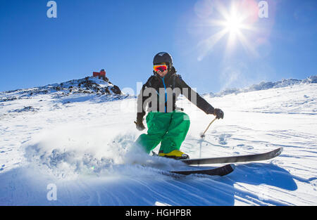 Granada, Spanien. 30. Dezember 2016. Kevin Blanc, ein professionelle Freeride-Skifahrer nimmt eine Wendung in der Sierra Nevada. Stockfoto