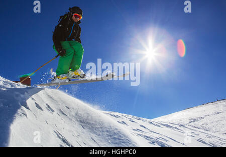 Granada, Spanien. 30. Dezember 2016. Kevin Blanc professioneller Freerider macht einen Sprung in die Berge der Sierra Nevada in Spanien. Stockfoto