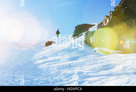 Granada, Spanien. 30. Dezember 2016. Kevin Blanc, professionelle Freeride Skifahrer Stand oben auf die Berge der Sierra Nevada. Stockfoto