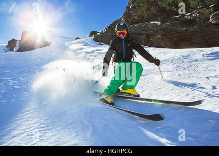 Granada, Spanien. 30. Dezember 2016. Kevin Blanc Freeride Skifahrer vergeht, in der Nähe der Veleta Berg in der Sierra Nevada in Spanien. Stockfoto