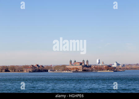 New York, Vereinigte Staaten von Amerika - 18. November 2016: Blick auf historische Ellis Island im Hafen von New York Stockfoto