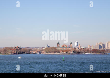 New York, Vereinigte Staaten von Amerika - 18. November 2016: Blick auf historische Ellis Island im Hafen von New York Stockfoto