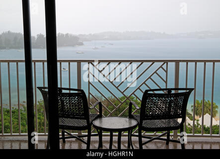 Blick von Balkon, ist Grotto Bay in Bermuda unter Regen und Nebel Stockfoto