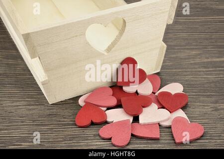 Hintergrund mit roten und rosa Herz sowie Holzkiste Stockfoto