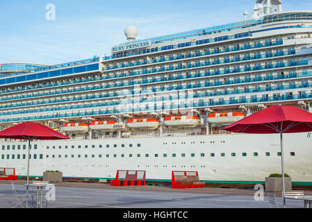 Kreuzfahrtschiff vor Anker im Hafen von San Diego, Kalifornien, USA. Stockfoto