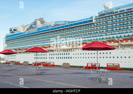 Kreuzfahrtschiff vor Anker im Hafen von San Diego, Kalifornien, USA. Stockfoto