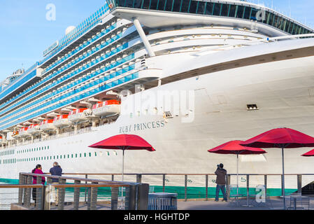 Kreuzfahrtschiff vor Anker im Hafen von San Diego, Kalifornien, USA. Stockfoto