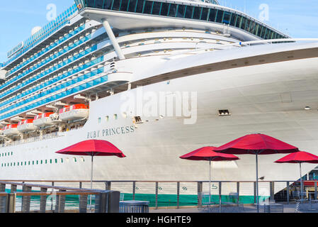 Kreuzfahrtschiff vor Anker im Hafen von San Diego, Kalifornien, USA. Stockfoto