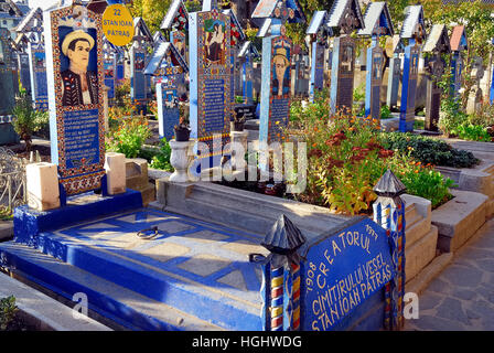 Maramures, einer abgelegenen Karpatenregion von Romania.The Fröhliche Friedhof (Rumänisch: Cimitirul Vesel), das Grab von Stan Ioan Patras.The Fröhliche Friedhof ist ein Friedhof im Dorf Sapanta.It ist berühmt für seine bunten Grabsteine mit naiven Gemälden beschreibt in einer ursprünglichen und poetische Art und Weise, die Menschen, die dort, sowie Szenen aus ihrem Leben begraben sind. Der Friedhof Ursprünge sind verbunden mit dem Namen Stan Ioan Patras, ein lokaler Künstler, der den ersten Grabstein gemeißelt kreuzt im Jahr 1935. Stockfoto