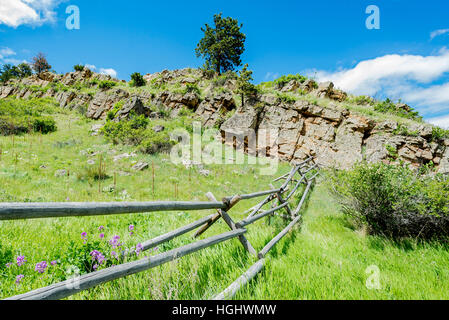 USA, Wyoming, Wolf, Eaton Ranch, rustikale niedrigen Holzzaun Stockfoto