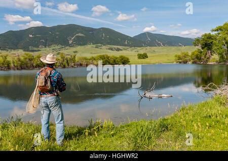 USA, Wyoming, Wolf, Eaton Ranch Fischen am Teich Stockfoto