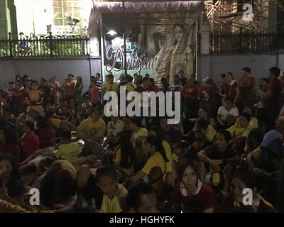 Manila, Philippinen. 9. Januar 2017. Menschen warten auf "Dungaw, einer Tradition in The fest des schwarzen Nazareners wo Mary Black Nazarene guckt, wie es geht durch San Sebastianskirche, die einzige Kirche aus Stahl in Asien gefertigt. © Sherbien Dacalanio/Pacific Press/Alamy Live-Nachrichten Stockfoto