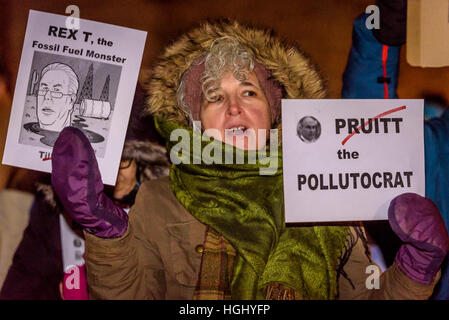 Brooklyn, USA. 9. Januar 2017. Hunderte von Brooklynites versammelt vor Senator Charles Schumer Residenz direkt an der Grand Army Plaza verlangen, dass der neue Senat-Minorität-Führer verwenden, seine Position zu lehnen designierten Trump Nominierung des Klima-Leugner auf Positionen der Großmacht über Energie und Umwelt. © Erik McGregor/Alamy Live-Nachrichten Stockfoto