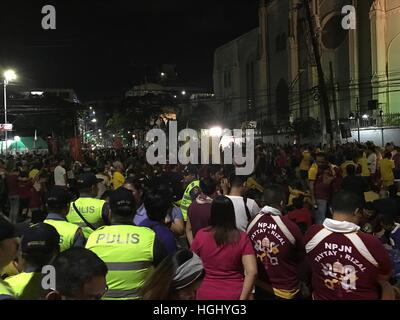 Manila, Philippinen. 9. Januar 2017. Menschen warten auf "Dungaw, einer Tradition in The fest des schwarzen Nazareners wo Mary Black Nazarene guckt, wie es geht durch San Sebastianskirche, die einzige Kirche aus Stahl in Asien gefertigt. © Sherbien Dacalanio/Pacific Press/Alamy Live-Nachrichten Stockfoto