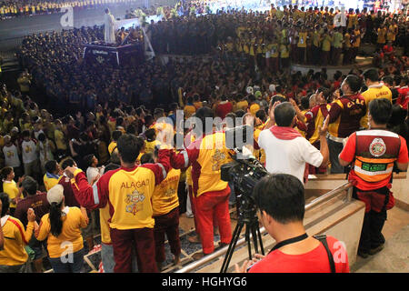 Manila, Philippinen. 9. Januar 2017. Anhänger des schwarzen Nazareners beten das Vaterunser als Teil der Liturgie des Lichts, ein Morgengebet abzuschicken für Black Nazarene und die Gläubigen, die in der Traslacion des Symbols von der Quirino-Tribüne der Quiapo Kirche daran teilnehmen werden. © Dennis Jerome Acosta/Pacific Press/Alamy Live-Nachrichten Stockfoto