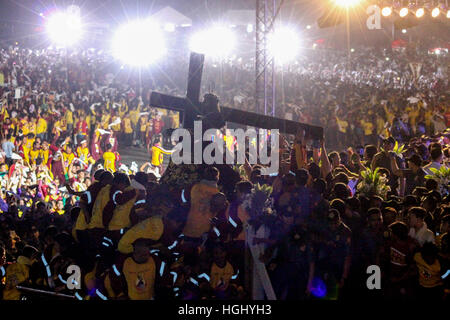 Manila, Philippinen. 9. Januar 2017. Das Symbol erfolgt in seinem Peana (Holzsockel) durch die Hijos del Nazareno (Söhne des Nazareners) von seinem Sockel an der Tribüne in Richtung Andas (Kutsche), die das Symbol für die Traslacion von der Quirino-Tribüne der Quiapo Kirche halten wird. © Dennis Jerome Acosta/Pacific Press/Alamy Live-Nachrichten Stockfoto