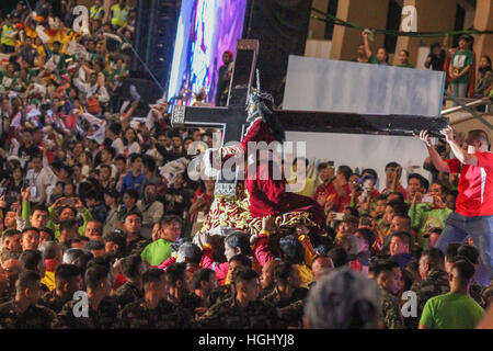 Manila, Philippinen. 9. Januar 2017. Das Symbol erfolgt in seinem Peana (Holzsockel) durch die Hijos del Nazareno (Söhne des Nazareners) von seinem Sockel an der Tribüne in Richtung Andas (Kutsche), die das Symbol für die Traslacion von der Quirino-Tribüne der Quiapo Kirche halten wird. © Dennis Jerome Acosta/Pacific Press/Alamy Live-Nachrichten Stockfoto