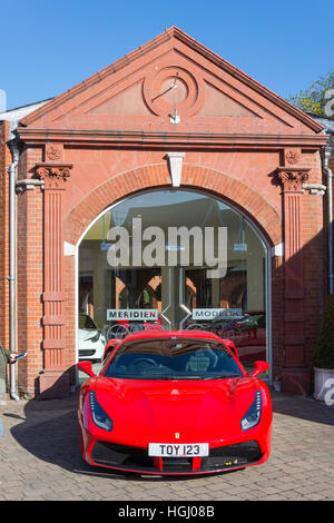 Ferrari 458 Italia im Meridien Modena Ferrari & Maserati Händler, High Street, Lyndhurst, Hampshire, England, Vereinigtes Königreich Stockfoto