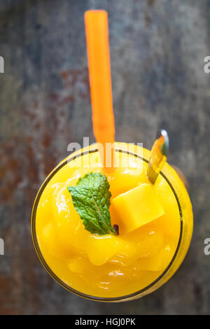 Draufsicht der Mango Smoothie in Glas Stockfoto