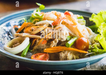 pikante Meeresfrüchte-Salat mit gehacktem Schweinefleisch und Gemüse Stockfoto