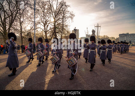 Die Wachablösung am Buckingham Palace, London, England, Vereinigtes Königreich Stockfoto
