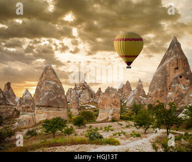 große touristische Attraktion Cappadocia Ballonfahrt Stockfoto