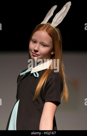 New York, USA. 9. Januar 2017. Junge Mädchen geht Start-und Landebahn für PetitePARADE im Kinder Club UBM Show für Aisabobo im Jacob Javits Center in New York © Lev Radin/Pacific Press/Alamy Live News Stockfoto