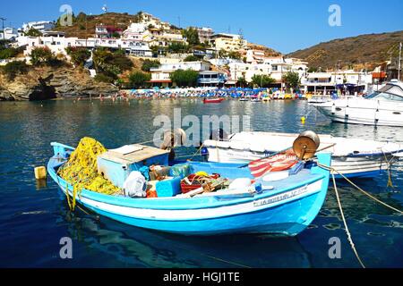 Angelboote/Fischerboote vertäut im Hafen mit Touristen Entspannung am Strand auf der Rückseite, Bali, Kreta, Griechenland, Europa. Stockfoto