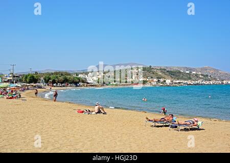 Entspannende Touristen am Strand mit Blick auf die Berge, Kalyves, Kreta, Griechenland, Europa. Stockfoto