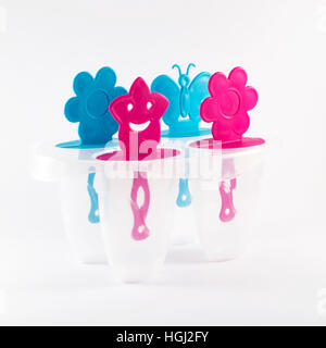 Eis am Stiel-Formen auf weißem Hintergrund Stockfoto