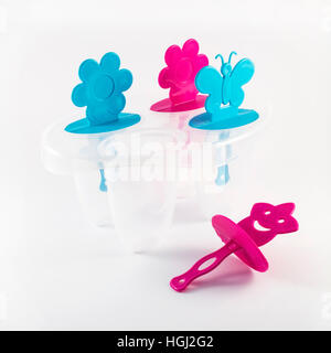 Eis am Stiel-Formen auf weißem Hintergrund Stockfoto