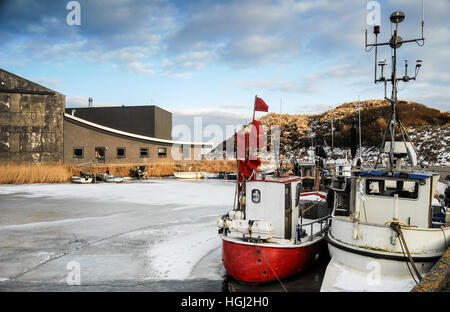 Hafen und Schiffe im Winter mit gefrorenem Wasser Stockfoto