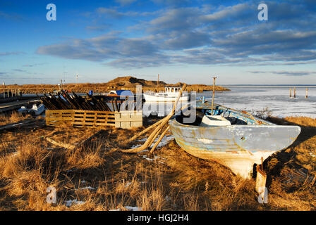 Natürlicher Hafen mit Booten im Winter mit gefrorenem Wasser Stockfoto