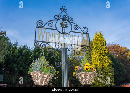 Windlesham Ortsschild, Chertsey Road, Windlesham, Surrey, England, Vereinigtes Königreich Stockfoto