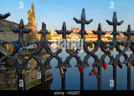 Liebesschlösser auf Moldau an der Karlsbrücke mit Blick auf die Prager Burg, St Vitus Cathedral, Böhmen, Tschechien. Stockfoto